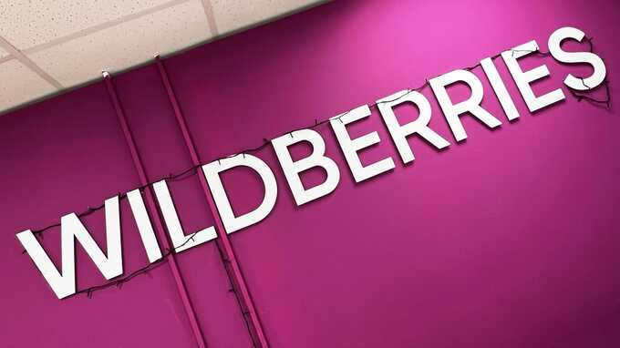 Разъярённый владелец ПВЗ Wildberries в Сочи разбил вывески с лого компании и выбросил пункт на помойку