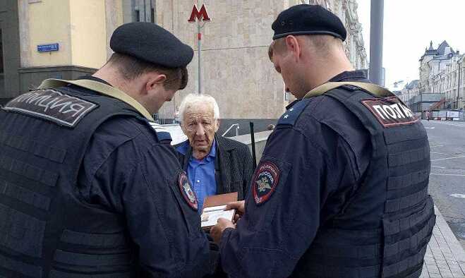 В Москве пассажиры автобуса сдали полиции пенсионера, потому что услышали фразу о ЧВК «Вагнер»