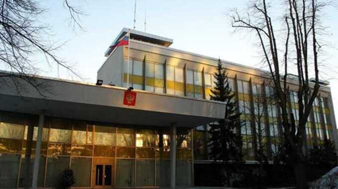 Зафиксировало атаку и направило протест: что случилось с посольством РФ в Швеции