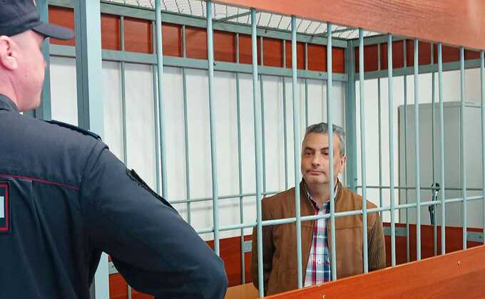 Зампред партии "Яблоко" Лев Шлосберг отправлен под домашний арест по делу о дискредитации армии